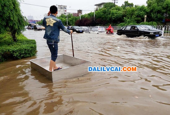 市民将铝合金水池拿出当船划行