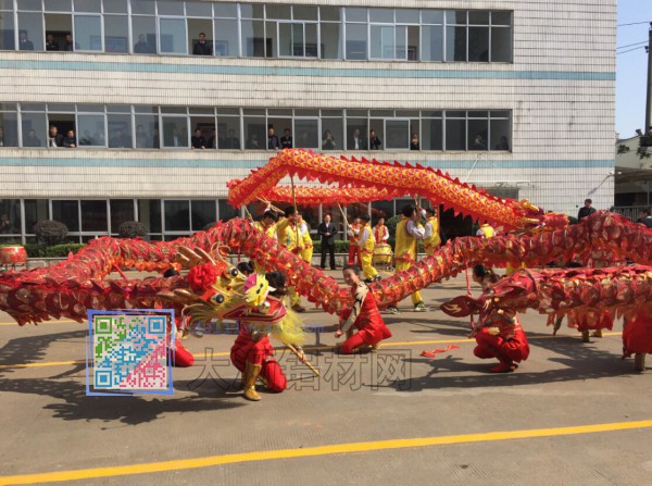  振升铝材集团员工在厂区一楼空地观看现场舞龙舞狮表演