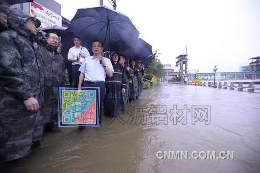 总理亲临湖北武汉地区救灾图片