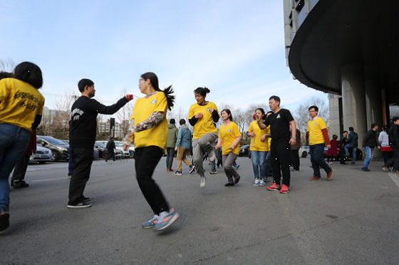 图为3月8日，中铝公司直属工会组织开展的“活力中铝、健康人生” 