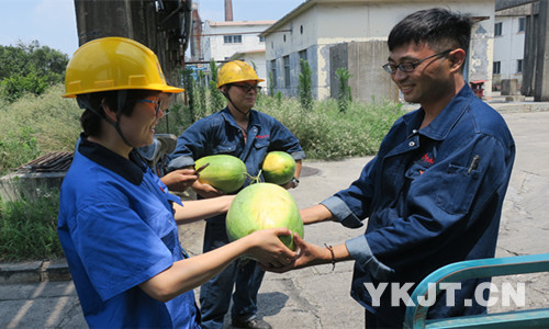 兖矿阳极公司：关怀到岗位 酷暑送清凉